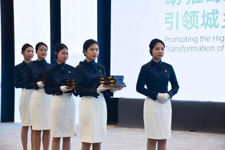保利物業(yè) 以專業(yè)公關(guān)禮儀為核心，為高端會務保駕護航